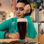 Sayani Gupta Instagram - Not a beer person But when in Prague.. Beer away! With my 🍒@paramitagh @sennistic thanks for the Recco! Fat Cat Brewery & Pub