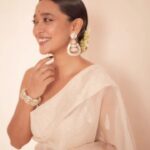 Sayani Gupta Instagram – Gajra & Saree Love 🤍🫧
@sayanigupta ✨
.
.
.
Hair – @paloshell 
Make Up – The muse herself 
Styling – @shreejarajgopal 
Styling Team –  @dhwanii.jain  @yeshadattani 
Photography – @kadamajay 
.
.
.
#whitesaree #gajravibes #hairbun #gajrabun #bts #photoshoot #sayanigupta #bollywood #weddingwear #sleekhairbun #hairbypalomi