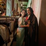 Sayani Gupta Instagram - A chaotic photo dump (learnt from DS😂) @raw_mango X @vogueindia Twinning with the sister! Same saree, glasses.. even the favourite saree in the entire rack! Best happy accidents with this one! @minimathur Didi! 😘😘😘 #sanjaygarg @kanupriya Ring @one_nought_one_one Chashma @johnjacobseyewear
