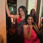 Sayani Gupta Instagram - A chaotic photo dump (learnt from DS😂) @raw_mango X @vogueindia Twinning with the sister! Same saree, glasses.. even the favourite saree in the entire rack! Best happy accidents with this one! @minimathur Didi! 😘😘😘 #sanjaygarg @kanupriya Ring @one_nought_one_one Chashma @johnjacobseyewear