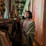 Sayani Gupta Instagram - A chaotic photo dump (learnt from DS😂) @raw_mango X @vogueindia Twinning with the sister! Same saree, glasses.. even the favourite saree in the entire rack! Best happy accidents with this one! @minimathur Didi! 😘😘😘 #sanjaygarg @kanupriya Ring @one_nought_one_one Chashma @johnjacobseyewear