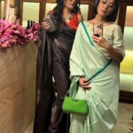 Sayani Gupta Instagram - A chaotic photo dump (learnt from DS😂) @raw_mango X @vogueindia Twinning with the sister! Same saree, glasses.. even the favourite saree in the entire rack! Best happy accidents with this one! @minimathur Didi! 😘😘😘 #sanjaygarg @kanupriya Ring @one_nought_one_one Chashma @johnjacobseyewear