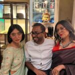 Sayani Gupta Instagram - A chaotic photo dump (learnt from DS😂) @raw_mango X @vogueindia Twinning with the sister! Same saree, glasses.. even the favourite saree in the entire rack! Best happy accidents with this one! @minimathur Didi! 😘😘😘 #sanjaygarg @kanupriya Ring @one_nought_one_one Chashma @johnjacobseyewear
