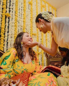 Sayani Gupta Instagram - Maan’s ki Mehendi!

This evening was special! Felt like my sister’s wedding.. was surreal and quite emotional!
Fun was had! And the gang was mad!

@maanvigagroo @randomvarun love you both so much!

Thank you for the photos Maans 😂