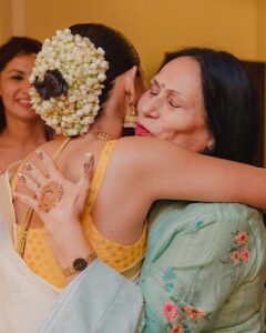 Sayani Gupta Instagram - Maan’s ki Mehendi!

This evening was special! Felt like my sister’s wedding.. was surreal and quite emotional!
Fun was had! And the gang was mad!

@maanvigagroo @randomvarun love you both so much!

Thank you for the photos Maans 😂