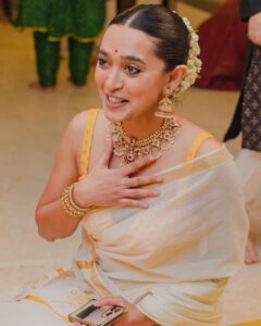 Sayani Gupta Instagram - Maan’s ki Mehendi!

This evening was special! Felt like my sister’s wedding.. was surreal and quite emotional!
Fun was had! And the gang was mad!

@maanvigagroo @randomvarun love you both so much!

Thank you for the photos Maans 😂