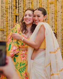 Sayani Gupta Instagram - Maan’s ki Mehendi!

This evening was special! Felt like my sister’s wedding.. was surreal and quite emotional!
Fun was had! And the gang was mad!

@maanvigagroo @randomvarun love you both so much!

Thank you for the photos Maans 😂