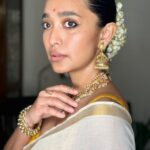 Sayani Gupta Instagram – Most favourite kind of dressing up. 
No fuss Saree look. 

Saree gifted by @sheetal_menon 
Jewellery @curiocottagejewelry 

Make up @eshwarlog 
Hair @jrmellocastro 

The Gajraa is still fragrant 🤍