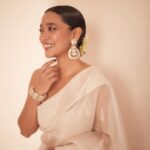 Sayani Gupta Instagram – 🤍

#untouched 

Did my own make up!
Team:
@paloshell 
@shreejarajgopal @dhwanii.jain @yeshadattani 
📸 @kadamajay 

Outfit: @toraniofficial
Jewels: @razwada.jewels
Bag: @thepinkpotli