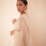 Sayani Gupta Instagram – Mystic 🤍 

Did my own make up!
Team:
@paloshell 
@shreejarajgopal @dhwanii.jain @yeshadattani 
📸 @kadamajay 

Outfit: @toraniofficial
Jewels: @razwada.jewels
Bag: @thepinkpotli