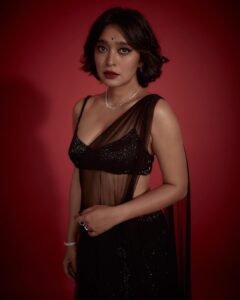 Sayani Gupta Instagram - 🖤 Retro 

#nofilter 

Did my own make up!
Hair @paloshell 
Styling @shreejarajgopal 
Outfit: @officialeshasethithirani
Earrings: @anmoljewellers
Necklace: @anmoljewellers
Cuff: @anmoljewellers
Rings: @anmoljewellers @gehnajewellers1
Bag: @thepinkpotli
Style team: @dhwanii.jain @yeshadattani
@dipublicrelations 
📸 @kadamajay
