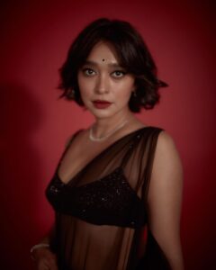 Sayani Gupta Instagram - 🖤 Retro 

#nofilter 

Did my own make up!
Hair @paloshell 
Styling @shreejarajgopal 
Outfit: @officialeshasethithirani
Earrings: @anmoljewellers
Necklace: @anmoljewellers
Cuff: @anmoljewellers
Rings: @anmoljewellers @gehnajewellers1
Bag: @thepinkpotli
Style team: @dhwanii.jain @yeshadattani
@dipublicrelations 
📸 @kadamajay