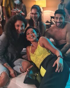 Sayani Gupta Instagram - The general mood with these goof balls!
#daminihouse🏘️ 

@joyeetacruises @reannmoradian @_prat 

#bts @4moreshotspls
