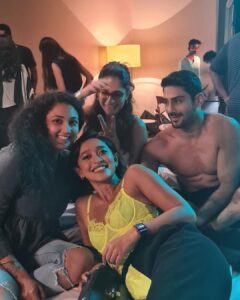 Sayani Gupta Instagram - The general mood with these goof balls!
#daminihouse🏘️ 

@joyeetacruises @reannmoradian @_prat 

#bts @4moreshotspls