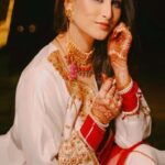 Sheen Dass Instagram - A stunningly marvellous outfit featuring Kashmiri Aari and Tilla fusion Embroidery on silk fabric . Love for Royal tilla embroidery suits 💕 @sarahsehar7 🛍️ . . . #weddingsuits #bridesofkashmir #salwarsuits #tilla #embroidery #explore #bridaldress #weddingwear #bridesofindia #pakistanisuits #reelsinstagram #weddingwearguides