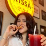 Sheen Dass Instagram - Here to create our own kissa ..🤫😫🤭😂 At Kissa Cafe, Andheri . . @tyagi_monika @ishitapoddar14 Foodies having Cocktails, Risotto, Sizzler, Almond brownie and more 😋 .. Kissa - Stories over food 😇 . Kissa -Stories Over Food