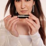 Sheena Bajaj Instagram - Pflegen Sie Ihre Lippen geschmeidig und hellen Sie sie auf – mit dem JADOO Lipbalm mit der Kraft von Natur und Ayurveda. Shop Now ! Link In Bio ! https://www.jadoo-cosmetics.com/en/ Get soft, Hydrated & brighter lips with Jadoo lip balm with the blend Nature & Ayurveda. #stayhydrated #skincare #lipcareroutine #moisturization