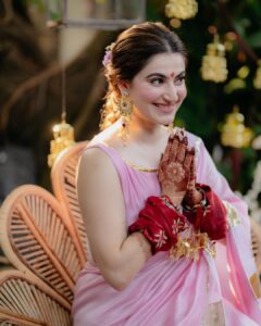 Shivaleeka Oberoi Instagram - Pyaar ka rang. 💛🌸

Twinning in Customade @gulabobyabusandeep @mardbyabusandeep 
Jewels @aulerthofficial @suneetvarmaofficial 
Styled by @styledbyrashikapur 
Makeup & Hair @dollyouup_bys 
Shot by @epicstories.in
