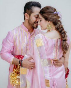 Shivaleeka Oberoi Instagram - Pyaar ka rang. 💛🌸

Twinning in Customade @gulabobyabusandeep @mardbyabusandeep 
Jewels @aulerthofficial @suneetvarmaofficial 
Styled by @styledbyrashikapur 
Makeup & Hair @dollyouup_bys 
Shot by @epicstories.in