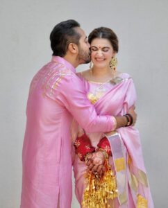 Shivaleeka Oberoi Instagram - Pyaar ka rang. 💛🌸

Twinning in Customade @gulabobyabusandeep @mardbyabusandeep 
Jewels @aulerthofficial @suneetvarmaofficial 
Styled by @styledbyrashikapur 
Makeup & Hair @dollyouup_bys 
Shot by @epicstories.in