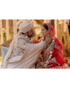 Shivaleeka Oberoi Instagram - Jaan ban gaye! ❤️
@abhishekpathakk ♾️

Both in Customade @manishmalhotra05 @manishmalhotraworld 
Jewels by @khannajewellerskj 
Makeup & Hair @dollyouup_bys 
Styled by @styledbyrashikapur 
Shot by @epicstories.in