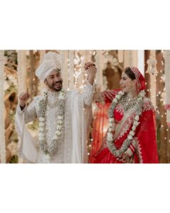 Shivaleeka Oberoi Instagram - Jaan ban gaye! ❤️
@abhishekpathakk ♾️

Both in Customade @manishmalhotra05 @manishmalhotraworld 
Jewels by @khannajewellerskj 
Makeup & Hair @dollyouup_bys 
Styled by @styledbyrashikapur 
Shot by @epicstories.in