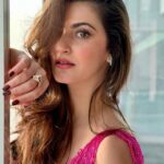 Shivaleeka Oberoi Instagram - Anything is possible with a little sunshine & a lot of pink! 💗☀️ Outfit @worldofasra Jewellery @diagoldbyvardagoenka Stylist @akankshakawediastyle HMU @nehaseehra