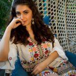 Shivaleeka Oberoi Instagram - #KhudaHaafizChapter2 Promotions Day 1! 💕 Photographer: @lakshetamodgil Hair & Makeup: @nehaseehra Asstd: @makeupbyishakothari @nayanhair Stylist : @khyatibusa Style team : @vinisha_de_souza Ring : @curiocottagejewellery Earrings : @the_bling_girll #OOTD #LookOfTheDay #BohoStyle