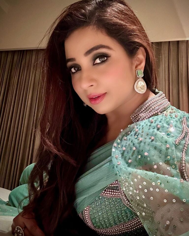 Shreya Ghoshal Instagram - Chennai! Thank you for an incredible evening ♥️🥹🔥🔥🔥🔥What a musical audience. I can still hear your roaring energy♥️♥️♥️ Love you sooooo much. Outfit: @chaashni.couture Jewellery: @azotiique Stylist: @stylebysaachivj Asst.: @styledbynikinagda @sanzimehta777