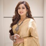 Shreya Ghoshal Instagram - Yeh deewani mastani ho gayi 🌟🌟 Swipe to see @sherlockthefetcher posing to give me the proper royal vibes 👸🏻🦮 Best bud♥️ Outfit: @raw_mango Jewellery: @sangeetaboochra x @minerali_store Stylist: @stylebysaachivj Asst.: @styledbynikinagda Hair: @ishansupriyamilind Photographer @propixer