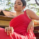 Shriya Pilgaonkar Instagram - ❤️‍🔥 Makeup @makeupandhairbyshruti Hair @darshana.mule Images by @dying_whitephotographer Styled by @shreejarajgopal Assisted by @dhwanii.jain @nandinijain05 .. Outfit @brindasneha Jewellery @ishhaara @e3kjewelry @bblinggbymeghana @radhikaagrawalstudio #TheKapilSharmaShow #Red #Gold #Ootd #ShriyaXShreeja