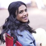 Shriya Pilgaonkar Instagram - Smile, You’re on Candid Camera ! 🎬 #Bts #iykyk #upnext Pc @siddharth_atha thanks for this picture !