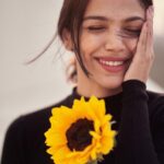 Shriya Pilgaonkar Instagram - Sometimes all it takes is a sunflower & some breeze 🌻 Photos by @dieppj #April #AprilPhool #Sunflower