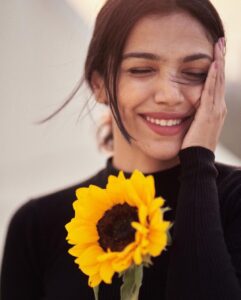 Shriya Pilgaonkar Instagram - Sometimes all it takes is a sunflower & some breeze 🌻

Photos by @dieppj 

#April #AprilPhool #Sunflower