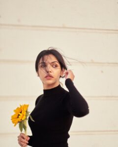 Shriya Pilgaonkar Instagram - Found April in my arms 🌻

#AprilPhool #April #sunflower
