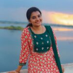 Shruthi Raj Instagram - "𝐁𝐄𝐀𝐔𝐓𝐈𝐅𝐔𝐋 𝐒𝐔𝐍𝐒𝐄𝐓𝐒 𝐍𝐄𝐄𝐃 𝐂𝐋𝐎𝐔𝐃𝐘 𝐒𝐊𝐈𝐄𝐒"🧡🧡🧡
