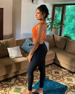 Shruti Bapna Instagram - 🧘‍♀️☘✌
.
.
.
.
.
#shootlife #yogagirl #yogafashion #ﬁtness #fitnesswear #yogawear #yogaflow #yogalifestyle #modelshoot #shrutibapna