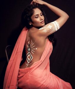 Shruti Bapna Instagram - ☆She unleashed her inner goddess and became the woman her soul knew she could be☆ 💫
Thank you sooooo much @vikasbalram for this lovely click 🤗❤👏
Thank you @flowerandink_  for this amaaaaaazing artwork ❤😚🙌
.
.
.
.
.
#sarreelove #bodyartwork #mytribe #nativefashion #instatribe
#bodyart #bodypainting #divinefeminine  #godess #shrutibapna #wildchild #boho #bohofashion #hippiestyle #africanstyle #modafeminina #bodypositivity #shrutibapnaofficial