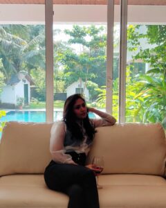 Shruti Bapna Instagram - So this is where I made a quick escape from Mumbai last week!
The gorgeous villa at @saffronstays osaree, Alibaug 😍
I loved how simple, minimalistic, and comfortable it was in every way. The vibe, the design, the decor is just on point and the foooooood...oh my! (even a simple bread toast tasted so yummy🤪)and most importantly the warm smiles who were constantly around to take care of everything needed 🙏And, I finally got to take a dip in their gorgeous pool after nearly 2 years phew! 🏊‍♀️💃
Can't wait to make another escape soon!!
.
.
.
.
.
#saffronstays #travelmaharashtra #alibaug #wherefamiliesbond #poolvibes #weekendgetaways #indiatravel