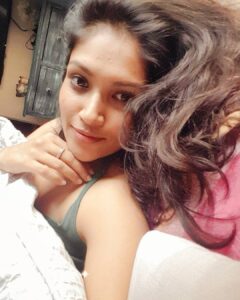 Shruti Bapna Instagram - Lazy selfie day 💚
#siesta #norush #napitout