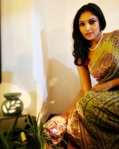 Shruti Bapna Instagram - The last in the 3 part festive series 😉🎆🌚
.
.
.
.
.
#diwali2020 #saristyle #shrutibapna