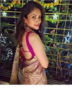 Shruti Bapna Instagram - Sending you all some more Diwali love and wishes to keep the hopes and dreams high💕 Stay happy stay healthy💜
Photographer for the night @rubybapna👏
An extra piece of milk cake for you for all your efforts😛😘
#diwali2020 #indiantradition #sareelove #bandhanisaree #positivevibrations #staysafe #spreadlove #shrutibapna