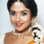 Shruti Bapna Instagram - We play... with looks 🤪😌 #flashback #actorslife #southstyle #indianwoman #looks #photoshoots #sari #saree #gajra #indianlook #colorful #shrutibapna