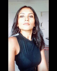 Shruti Bapna Instagram - Am a strong believer... in dark chocolate😋🍫
.
.
.
.
.
#saturdayvibes #darkchocolatelover #darkchocolate #brownskingirls #blackdress 
#hoops #believer #morena #morenailuminada #sábado #homeselfie #homebody #shrutibapna