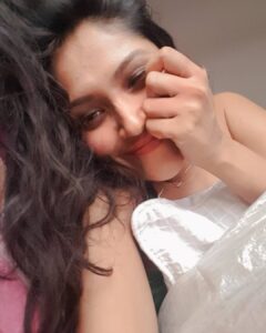 Shruti Bapna Instagram - Lazy selfie day 💚
#siesta #norush #napitout