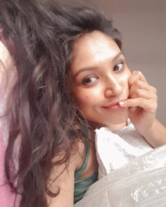 Shruti Bapna Instagram - Lazy selfie day 💚
#siesta #norush #napitout