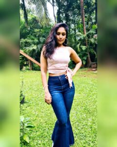 Shruti Bapna Instagram - Birthday 2021... turning a year older has been exciting this year🤣😅 
Thank you guys for your beautiful wishes!!❤👏
#birthdayqueen  #capricorn #capricornwoman #shrutibapna
