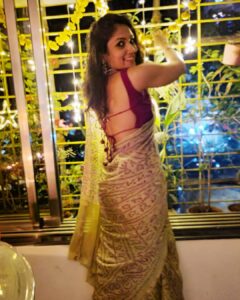 Shruti Bapna Instagram - The last in the 3 part festive series 😉🎆🌚
.
.
.
.
.
#diwali2020 #saristyle #shrutibapna