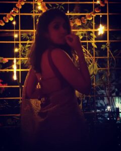 Shruti Bapna Instagram - The last in the 3 part festive series 😉🎆🌚
.
.
.
.
.
#diwali2020 #saristyle #shrutibapna