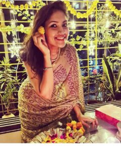 Shruti Bapna Instagram - Sending you all some more Diwali love and wishes to keep the hopes and dreams high💕 Stay happy stay healthy💜
Photographer for the night @rubybapna👏
An extra piece of milk cake for you for all your efforts😛😘
#diwali2020 #indiantradition #sareelove #bandhanisaree #positivevibrations #staysafe #spreadlove #shrutibapna